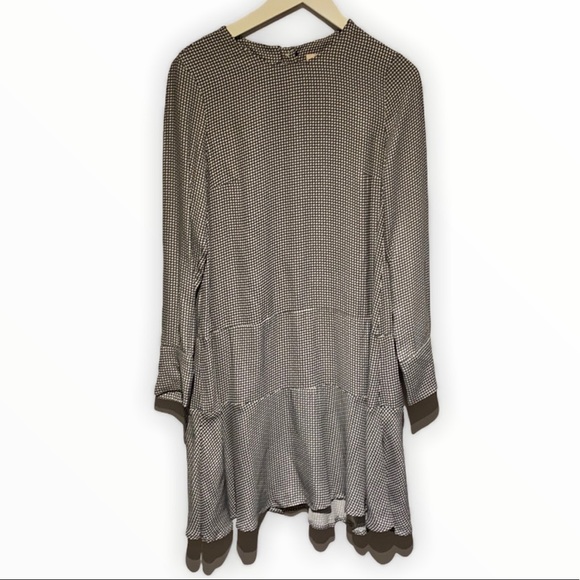 ๐ท&๐ผ Geometric Pattern Dress with Ruffle Hem - Picture 2 of 9